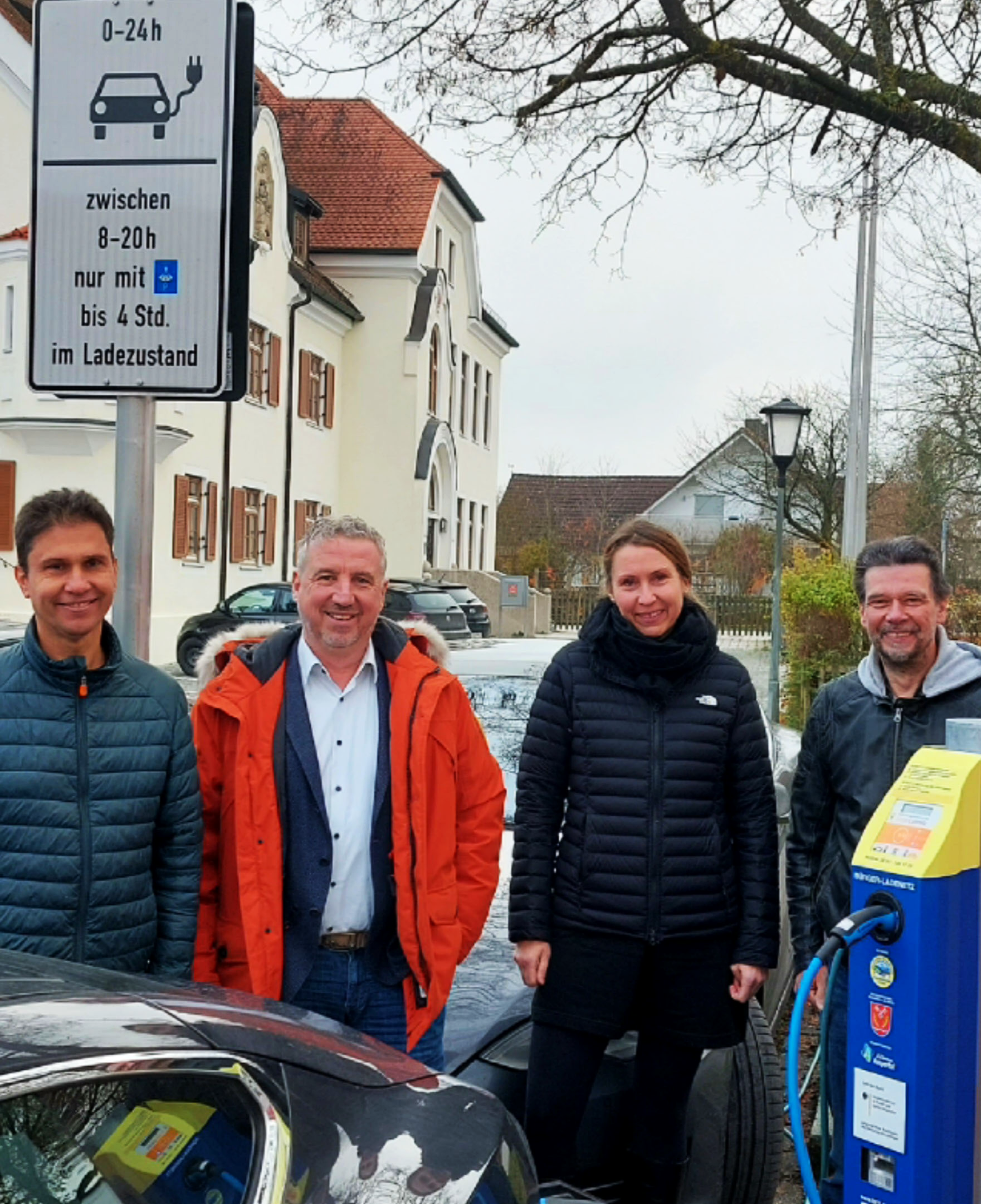 Auch Kirchdorfs Bürgermeister und Vorsitzender der ILE Uwe Gerlsbeck freut sich zusammen mit Werner Hillebrand-Hansen, Andreas Henze und Nina Huber, dass die Station an seinem Rathaus bereits intensiv genutzt wird. Leider haben wir keinen Alternativtext zu diesem Bild, aber wir arbeiten daran.
